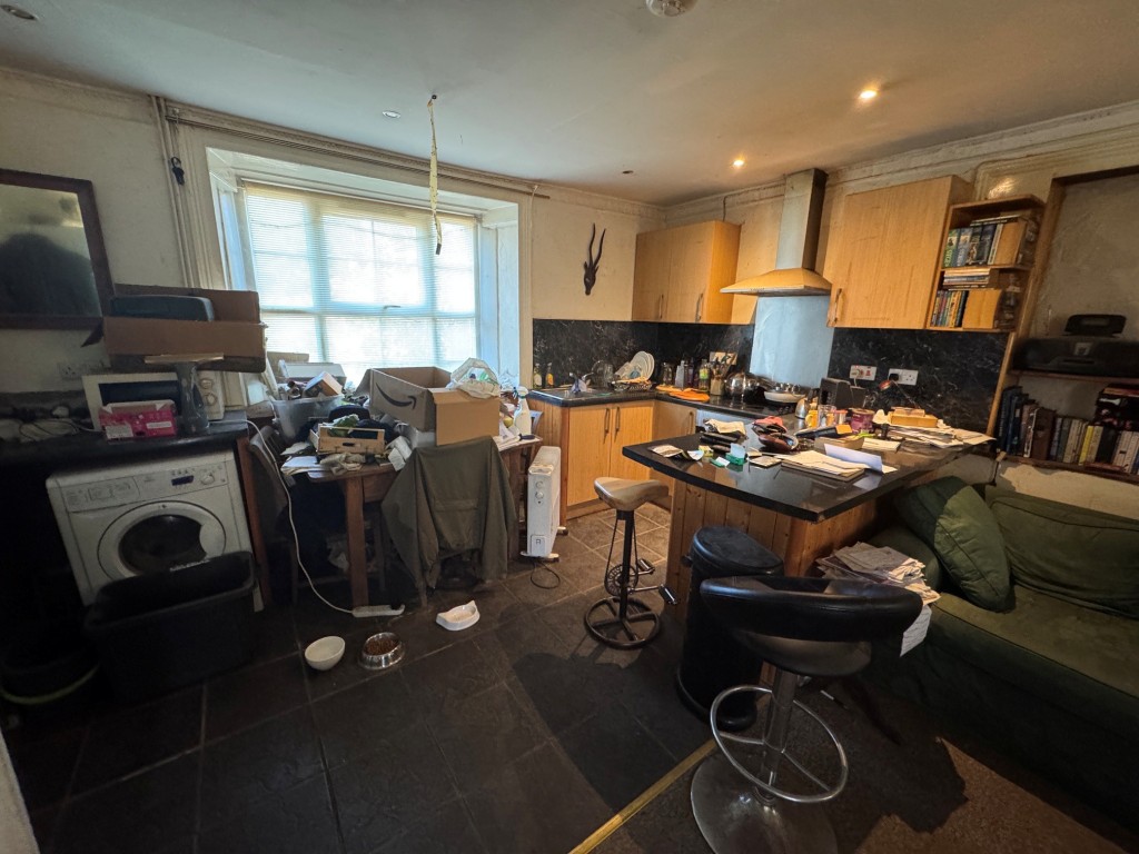 Lot: 222 - THREE-BEDROOM FARMHOUSE AND ATTACHED TWO-BEDROOM ANNEX - FREEHOLD INVESTMENT - The Annex - kitchen area